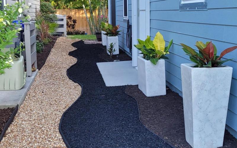 Multi-material wavy rubber mulch sideyard